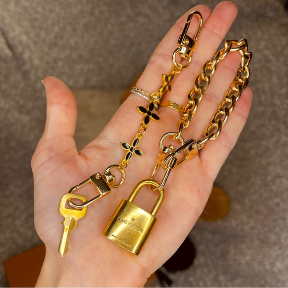 LOUIS VUITTON Lock and Key #317 - Picture 7 of 8